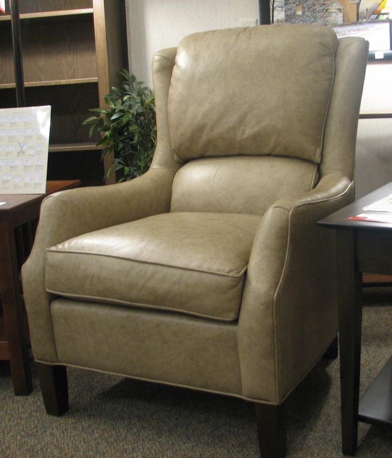 CLEARANCE: Wolfe Leather Chair (King Hickory)