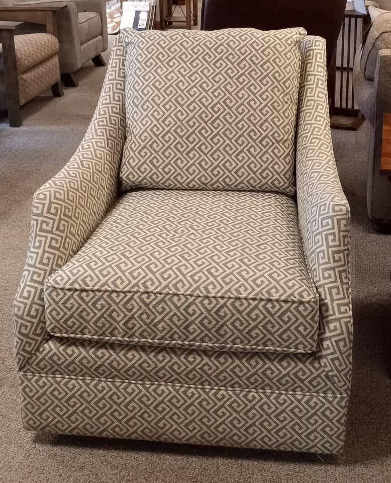 CLEARANCE: Heather Swivel Chair (King Hickory)